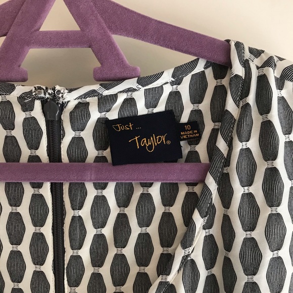 Geometric fit and flare dress - Picture 3 of 5